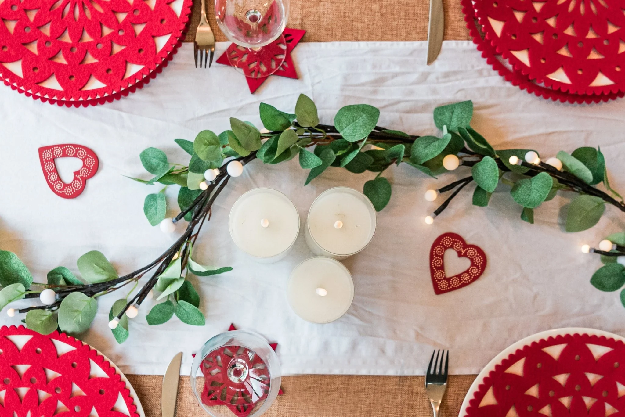 Christmas Emerald Green Glass Lamp and Berry Garland Set - Image 5